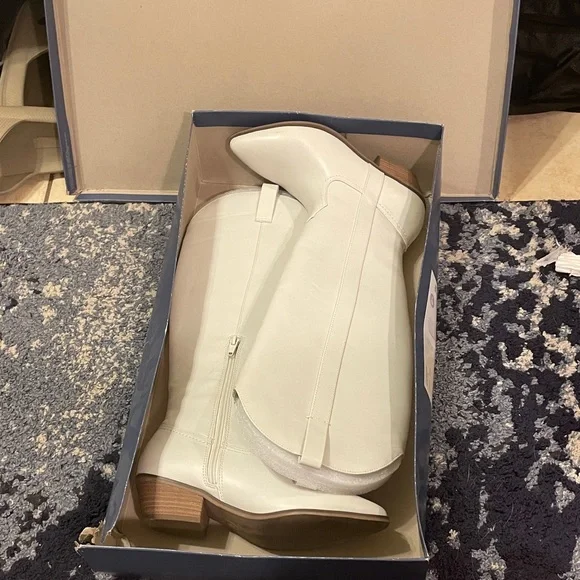 Universal Thread White Heeled Boots - Picture 1 of 17